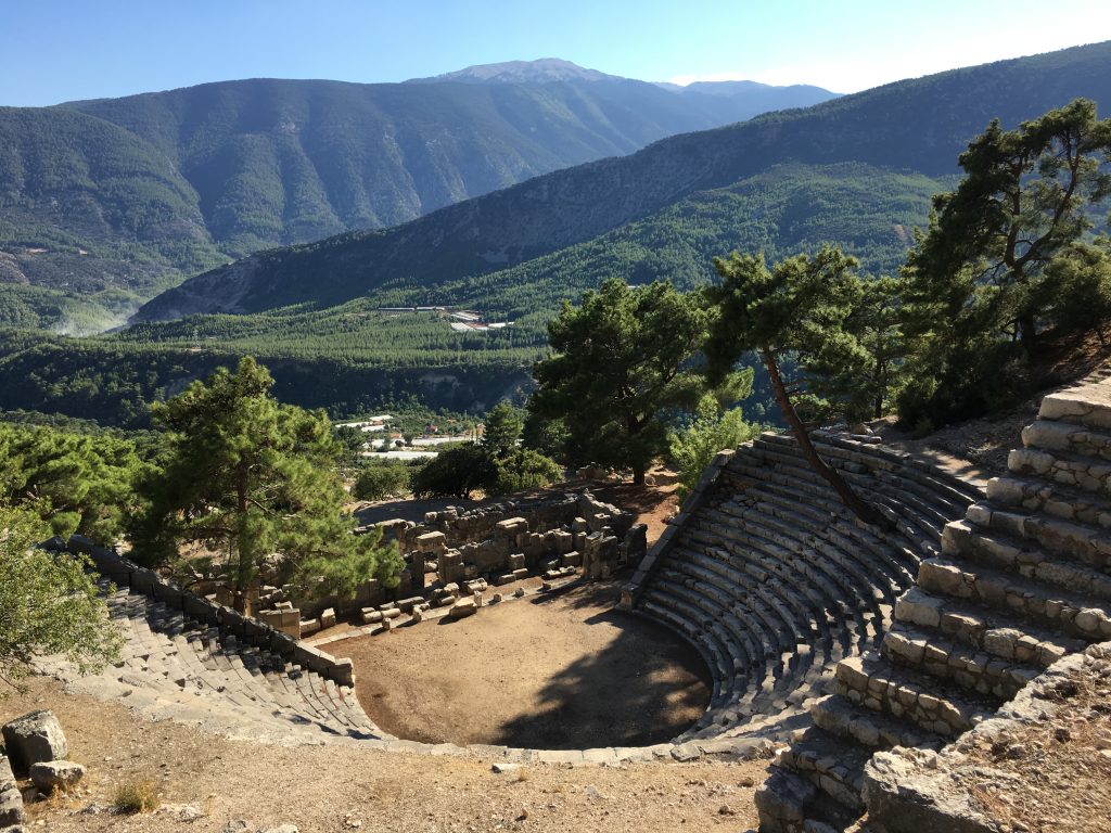 Der Blick vom Theater Arycandas ins Tal ist atemberaubend