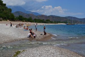 Lebhaft und Kilometer lang: Der Strand von Olympos