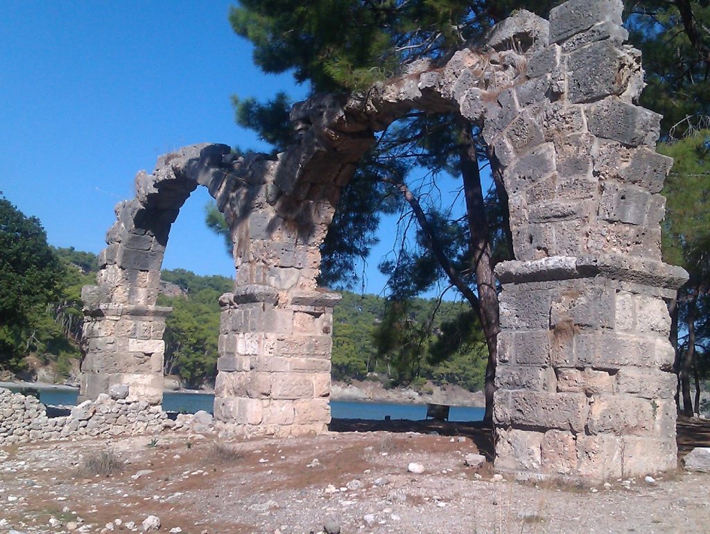 Die Reste der römischen Wasserleitung in Phaselis