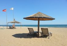 Sides steiler Aufstieg Zehn Kilometer lang und meistens feinsandig ist der Strand von Side und seiner Nachbarorte.