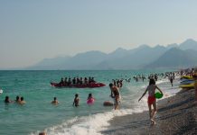Antalyas schöne Strände Sport und Spiel am Strand von Konyaaltı