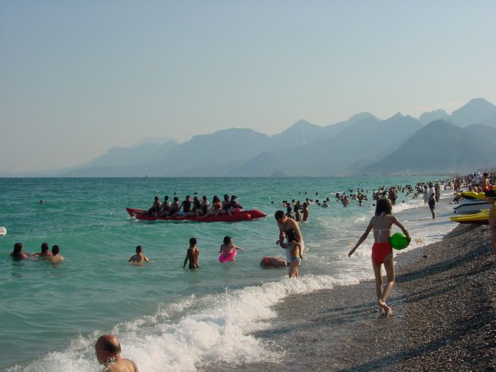 Sport und Spiel am Strand von Konyaaltı
